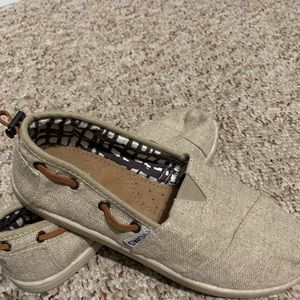 Girls tan fabric toms